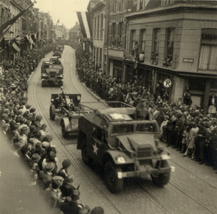600846 Afbeelding van enkele legervoertuigen in de Voorstraat te Utrecht tijdens de Memorial D-Day Parade van de 3rd ...